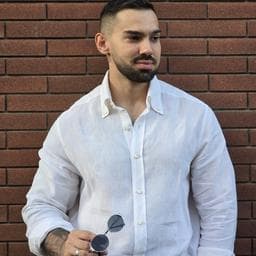 Levon T poza de pe Taskuri.ro