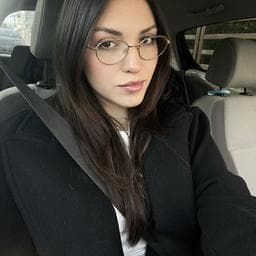 Sarah I poza de pe Taskuri.ro