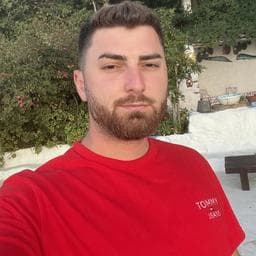 Vlad C poza de pe Taskuri.ro