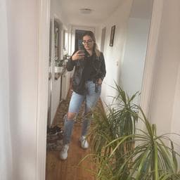 Petronela V poza de pe Taskuri.ro