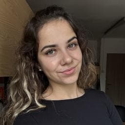 Antonela D poza de pe Taskuri.ro