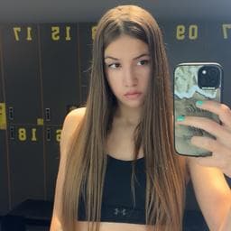 Karina S poza de pe Taskuri.ro