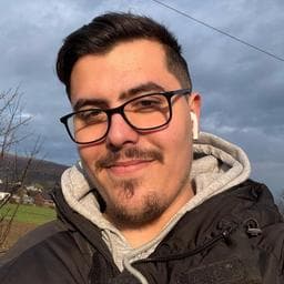 Iulian-Razvan D poza de pe Taskuri.ro