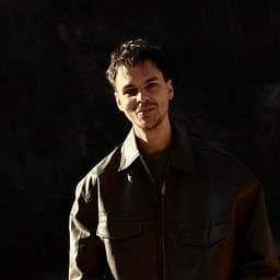 Akos N poza de pe Taskuri.ro