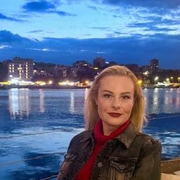 Alexandra S poza de pe Taskuri.ro