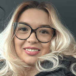 Ana H poza de pe Taskuri.ro