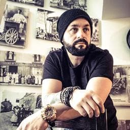 Profilul lui Marius robert M