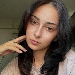 Stefania T poza de pe Taskuri.ro